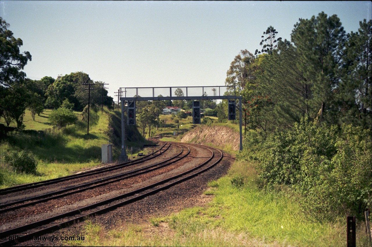 193-18
Gympie station yard entrance where the single track junctions into three, looking north towards Gympie North in the Down direction from Tozer Street. [url=https://goo.gl/maps/nrq3tVe6oL22]GeoData[/url].
