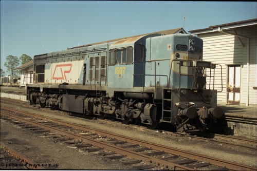 193-30
Gympie yard, narrow gauge Queensland Rail's 1502 class unit 1507 is a Comeng Rocklea Qld built (under contract for Clyde Engineering) EMD GL22C with serial 67-602.
Keywords: 1502-class;1507;Comeng-Qld;EMD;GL22C;67-602;