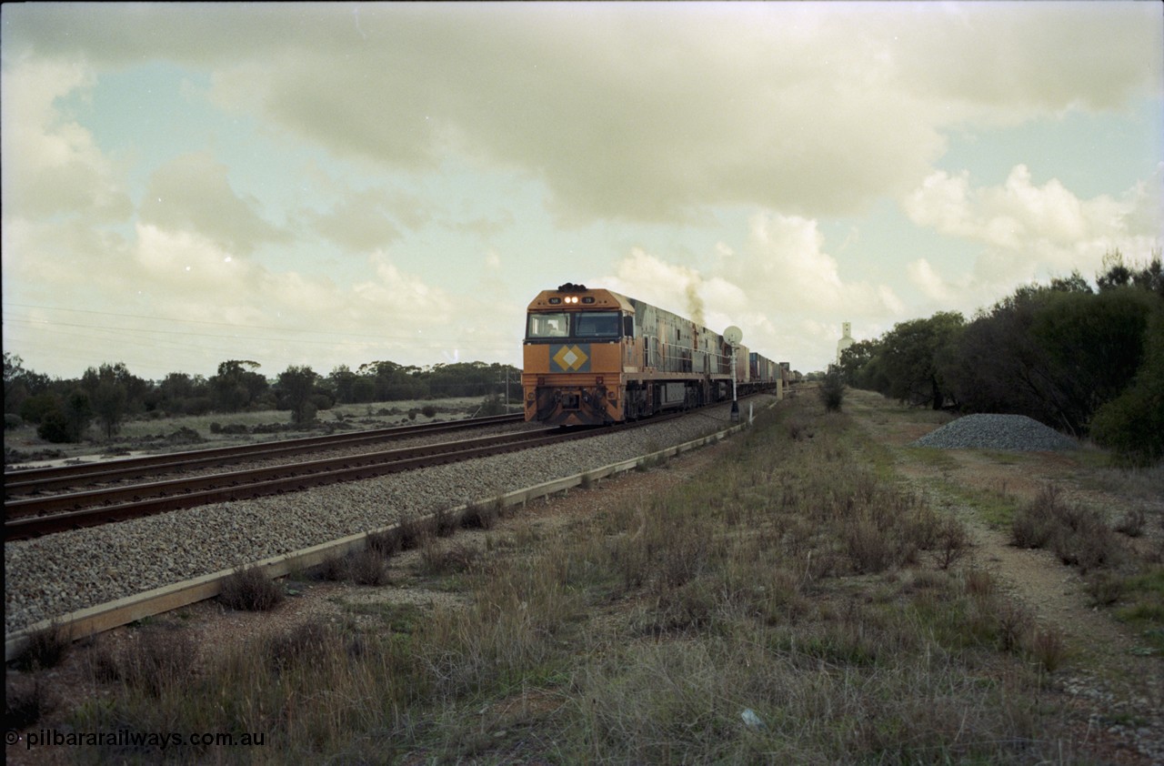 199-16
Meckering, National Rail NR class units NR 19 and NR 20 Goninan built GE Cv40-9i models lead train 7PM5 as they power out of the loop following a cross with the Prospector 1420 hrs 21st June 1997.
Keywords: NR-class;NR19;Goninan;GE;CV40-9i;7250-03/97-221;