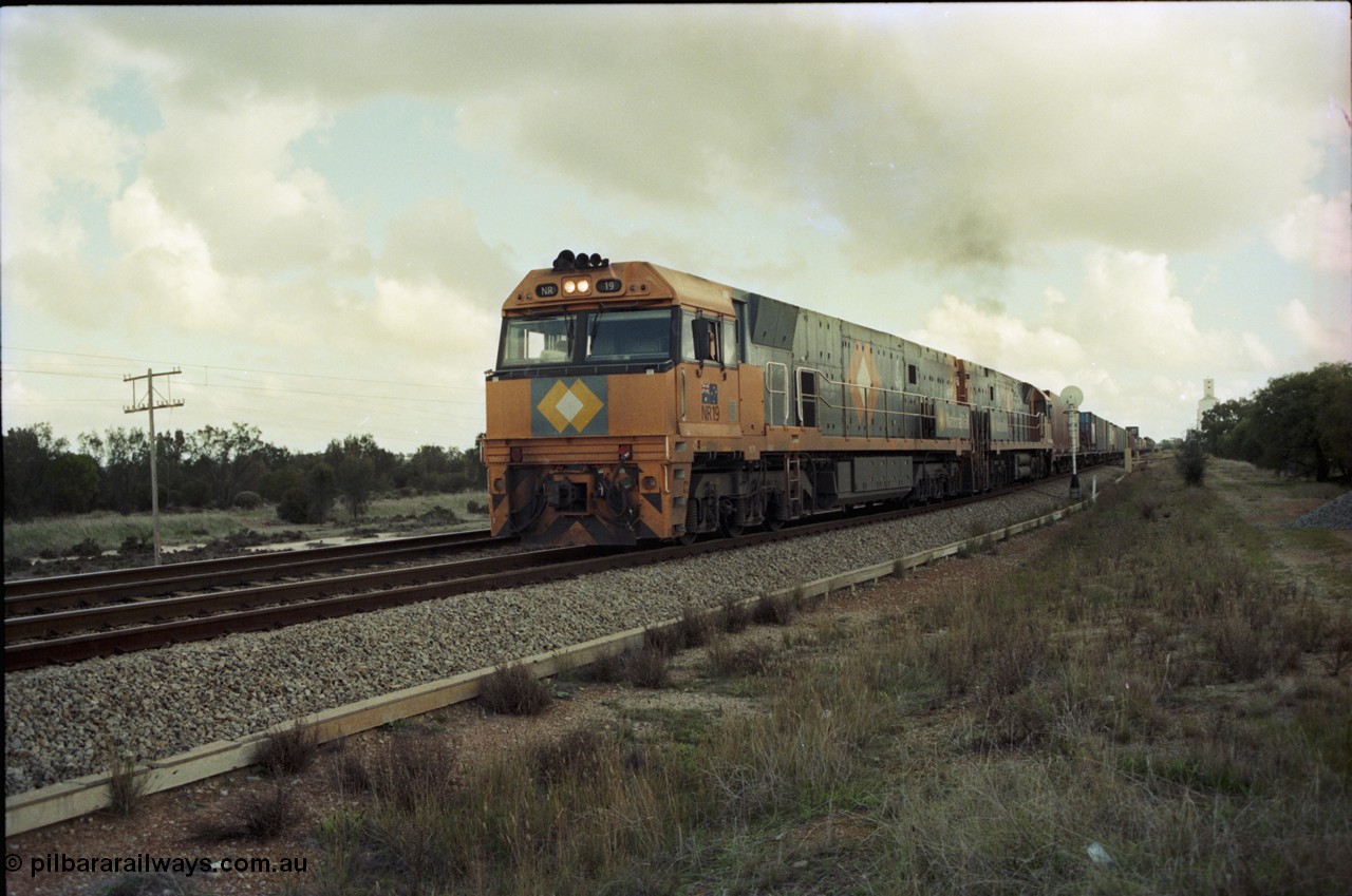 199-17
Meckering, National Rail NR class units NR 19 and NR 20 Goninan built GE Cv40-9i models lead train 7PM5 as they power out of the loop following a cross with the Prospector 1420 hrs 21st June 1997.
Keywords: NR-class;NR19;Goninan;GE;CV40-9i;7250-03/97-221;
