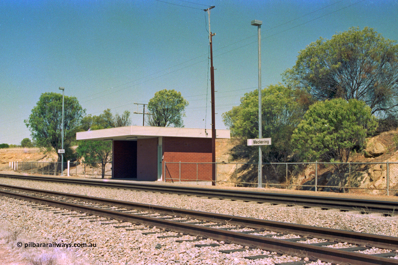 202-02
Meckering, view across standard gauge tracks at the original standard gauge brick station - waiting shelter.
