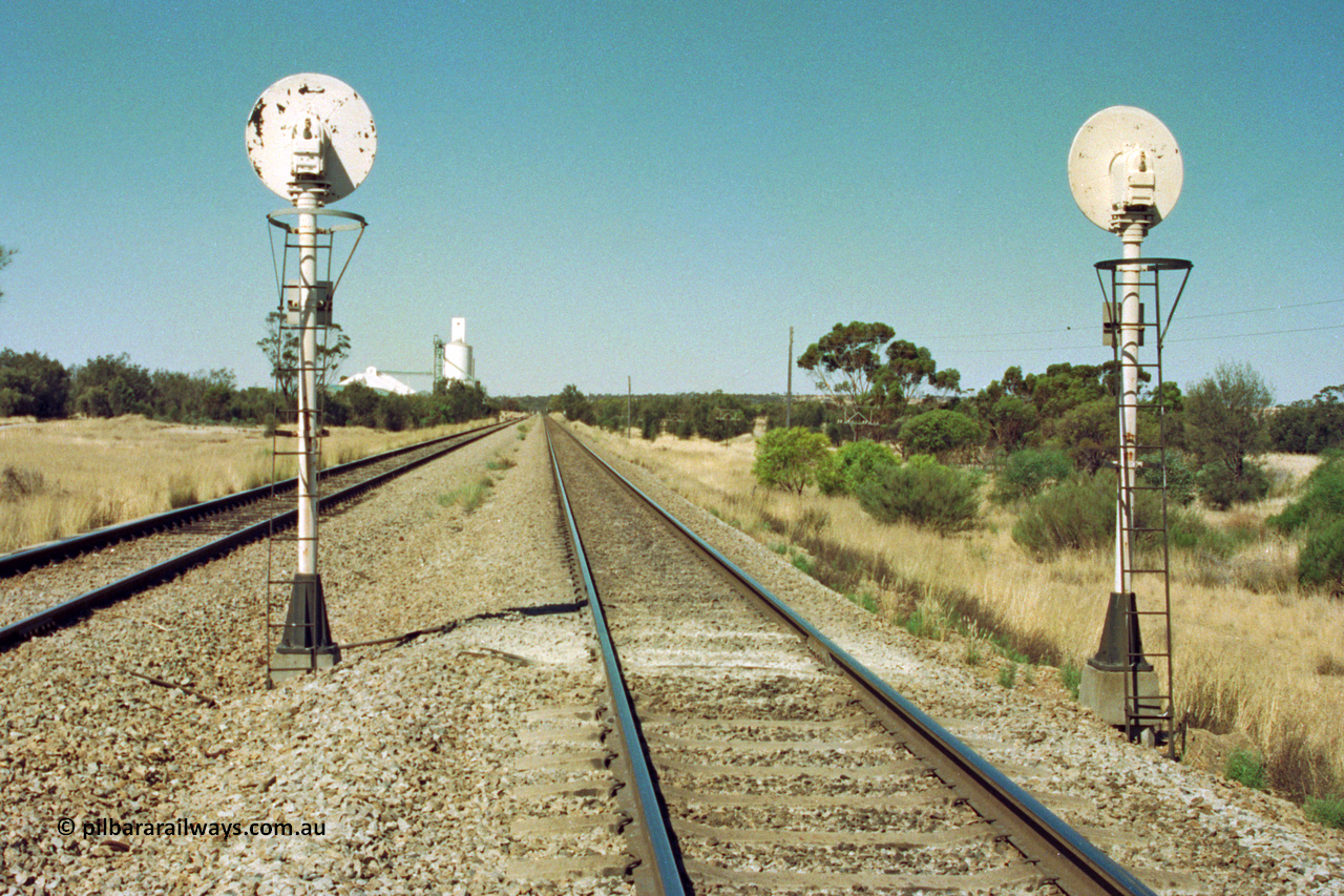 202-09
Meckering, looking east with the mainline on the right and the crossing loop on the left and the back of Up departure signals, 2 RA on the right and 2 RB on the left.
