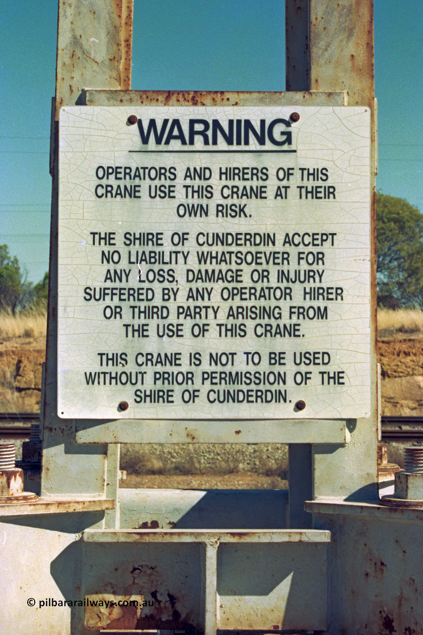 202-23
Meckering, warning sign affixed to the goods crane.
