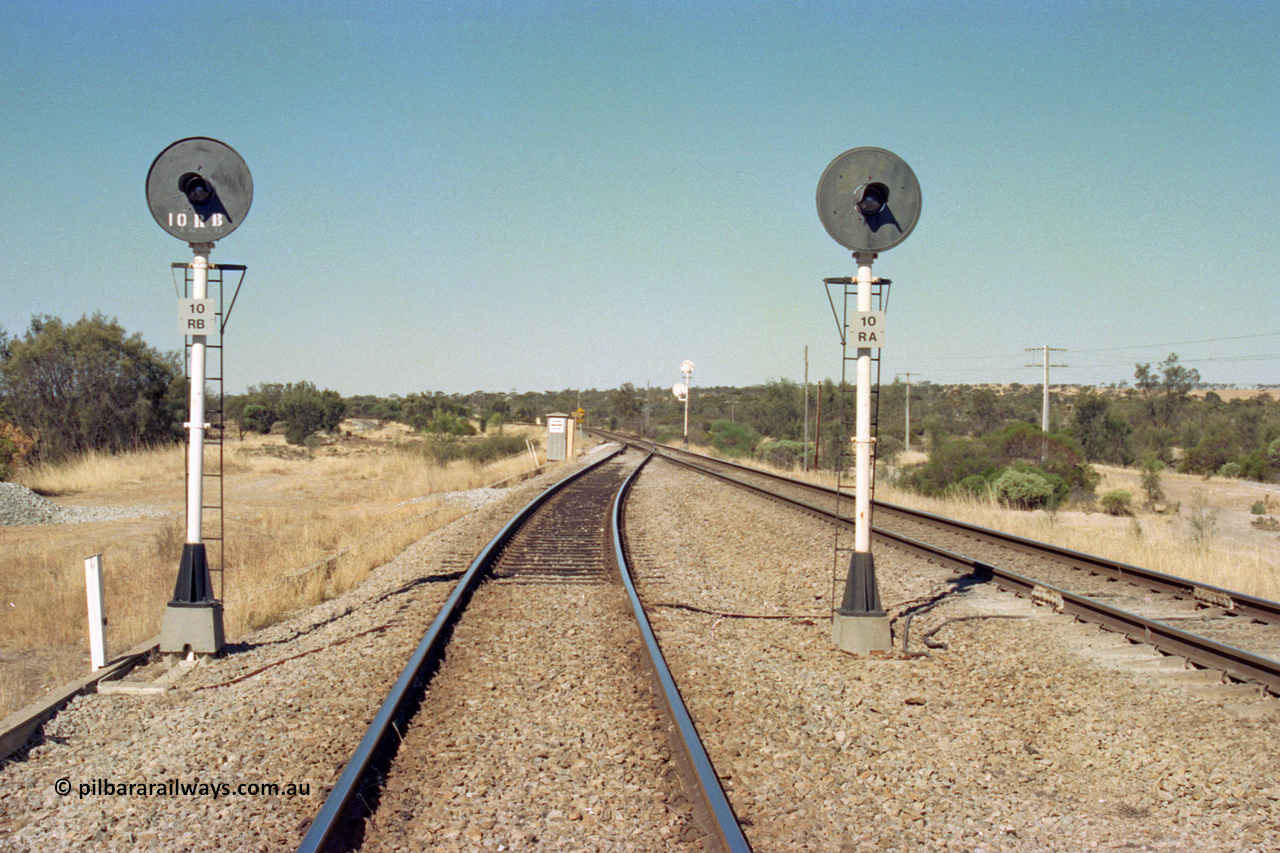 202-27
Meckering, looking east at the Down departure signals for the loop 10 RB and the mainline 10 RA.
