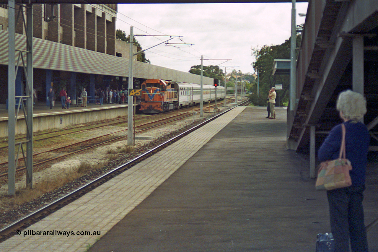 208-1-24
East Perth Passenger Terminal, Westrail L class L 272 Clyde Engineering EMD model GT26C serial 69-621 leads the Indian Pacific into the station.
Keywords: L-class;L272;Clyde-Engineering-Granville-NSW;EMD;GT26C;69-621;