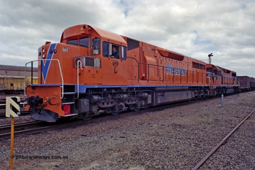 208-2-17
Midland, Westrail L class L 262 Clyde Engineering EMD model GT26C serial 68-552, leading another L class unit on the midday east bound freighter as they prepare to depart, 27th September 1991.
Keywords: L-class;L262;Clyde-Engineering-Granville-NSW;EMD;GT26C;68-552;