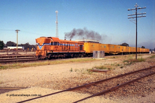 208-2-22
Midland, a containerised grain train speed through behind Westrail A class A 1506 a Clyde Engineering EMD G12C serial 62-274. The workshops and 'Mid-Sig' are behind the train.
Keywords: A-class;A1506;Clyde-Engineering-Granville-NSW;EMD;G12C;62-274;