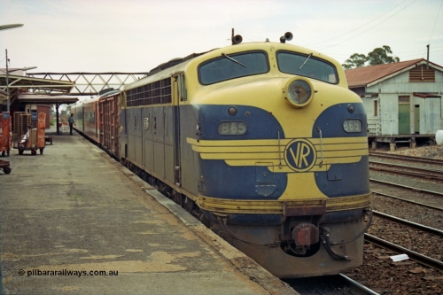 208-2-33
Dimboola, the Up Dimboola pass lead by Victorian Railways liveried B class B 65, Clyde Engineering EMD model ML2 serial ML2-6 with D van and N set.
Keywords: B-class;B65;Clyde-Engineering-Granville-NSW;EMD;ML2;ML2-6;bulldog;