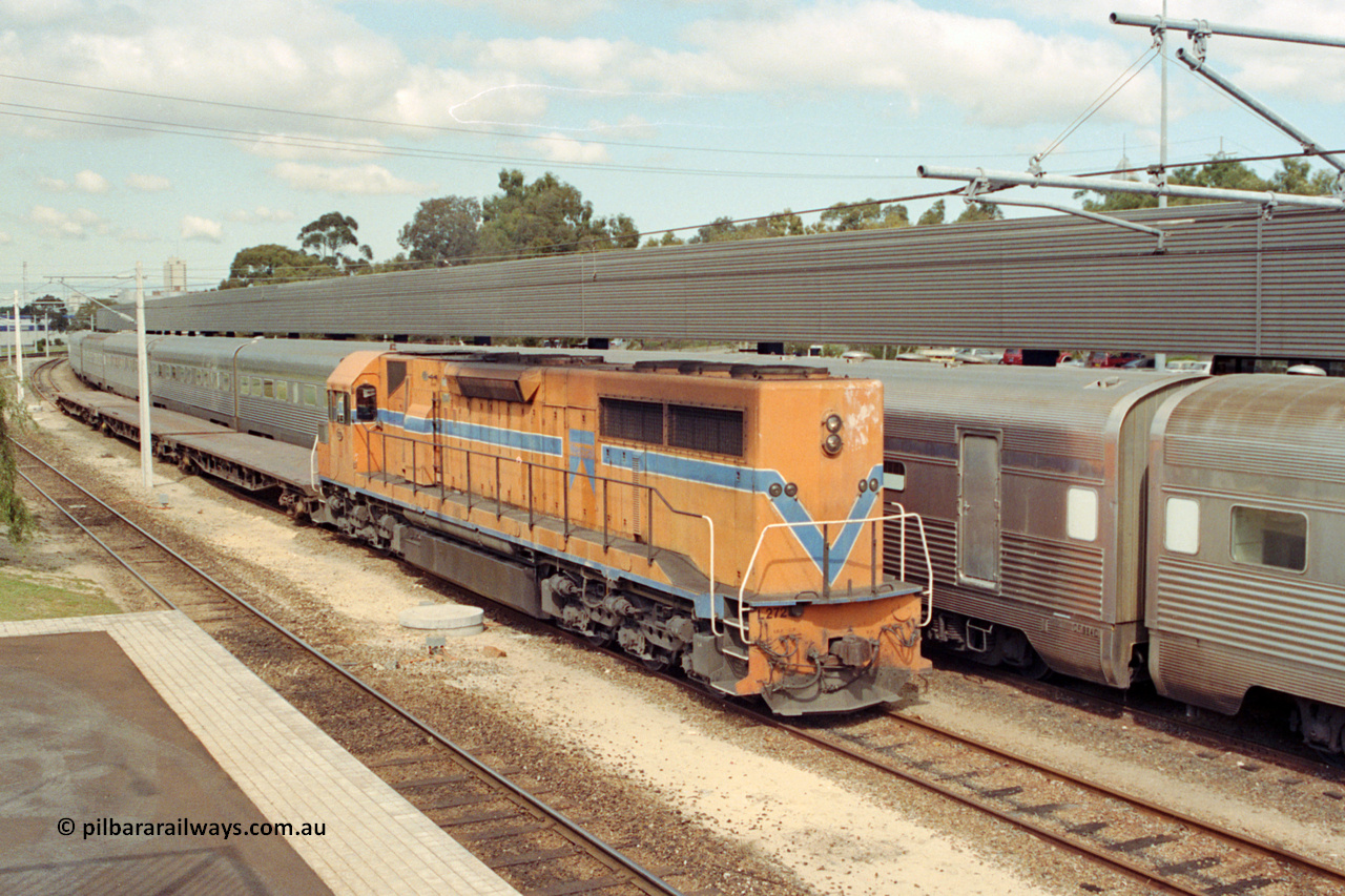 209-02
East Perth Passenger Terminal, Westrail L class L 272 Clyde Engineering EMD model GT26C serial 69-621 shunts flat waggons around the Indian Pacific consist.
Keywords: L-class;L272;Clyde-Engineering-Granville-NSW;EMD;GT26C;69-621;