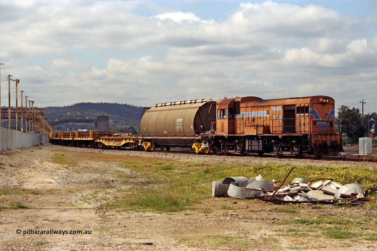 209-15
Bellevue, Westrail's H class loco H 3, an English Electric built model ST95B with serial A.085 departs the flashbutt welding yard with a rail set.
Keywords: H-class;H3;English-Electric;ST95B;A085;