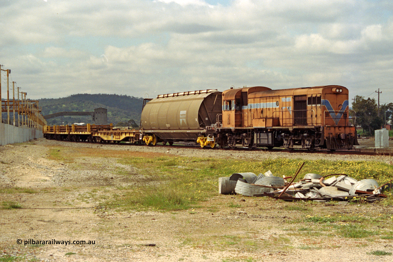 209-16
Bellevue, Westrail's H class loco H 3, an English Electric built model ST95B with serial A.085 departs the flashbutt welding yard with a rail set.
Keywords: H-class;H3;English-Electric;ST95B;A085;