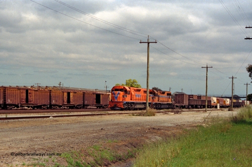 209-17
Midland, the midday east bound freighter arrives behind Westrail's Clyde Engineering built EMD GT26C model L class units L 262 serial 68-552 and L 269.
Keywords: L-class;L262;Clyde-Engineering-Granville-NSW;EMD;GT26C;68-552;