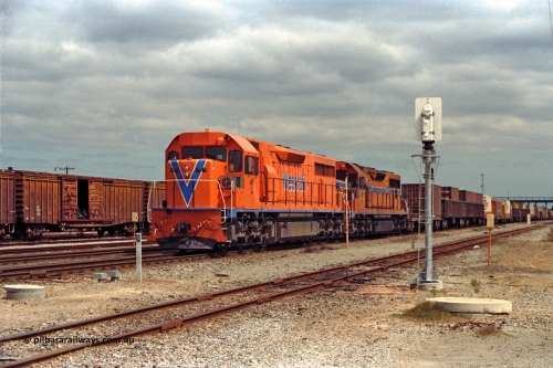 209-18
Midland, the midday east bound freighter arrives behind Westrail's Clyde Engineering built EMD GT26C model L class units L 262 serial 68-552 and L 269.
Keywords: L-class;L262;Clyde-Engineering-Granville-NSW;EMD;GT26C;68-552;