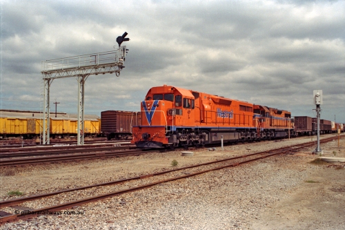209-19
Midland, the midday east bound freighter arrives behind Westrail's Clyde Engineering built EMD GT26C model L class units L 262 serial 68-552 and L 269.
Keywords: L-class;L262;Clyde-Engineering-Granville-NSW;EMD;GT26C;68-552;