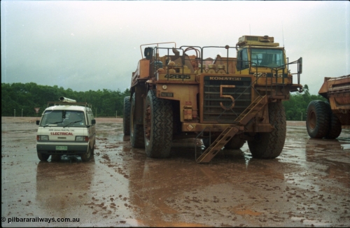 211-11
East Weipa Mine Centre, Komatsu HD1400 #42805 with a Tubemakers belly dump trailer.
Keywords: Tubemakers;Komatsu;HD1400;