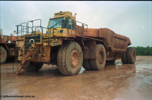 211-19
East Weipa Mine Centre, Komatsu HD1400 with a Tubemakers belly dump trailer.
Keywords: Tubemakers;Komatsu;HD1400;
