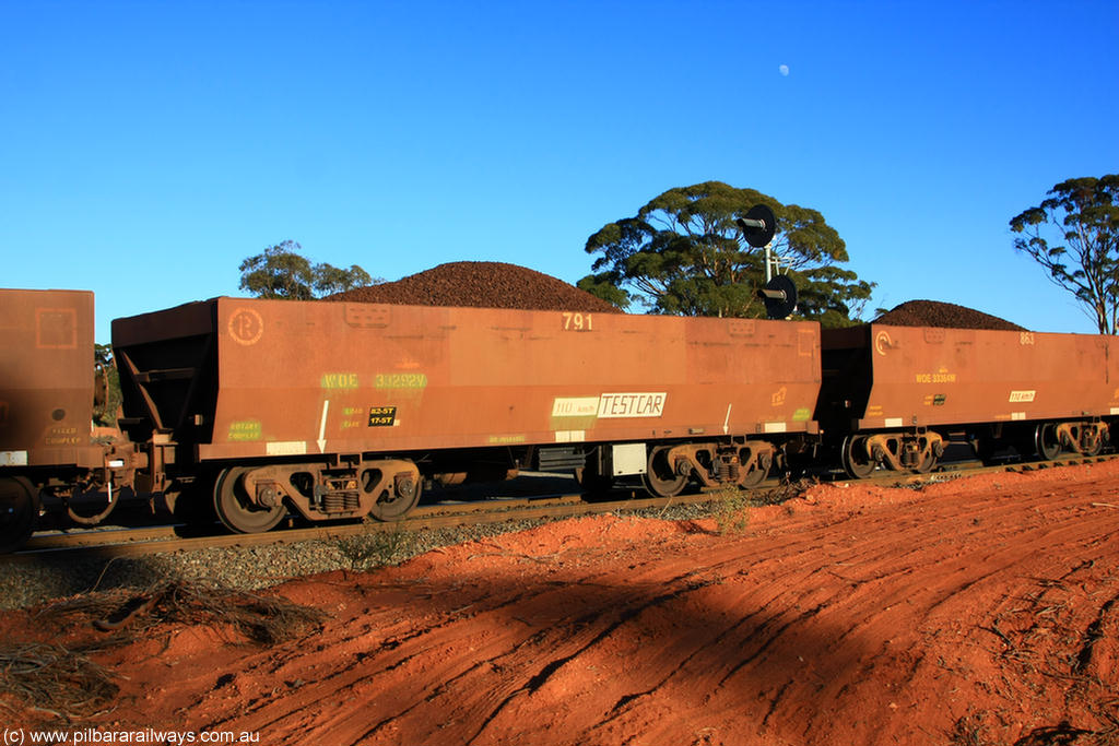 100731 02302
WOE type iron ore waggon WOE 33292 is one of a batch of thirty five built by United Goninan WA between January and April 2005 with serial number 950104-032 and fleet number 791 for Koolyanobbing iron ore operations TEST CAR, on loaded train 6413 at Binduli Triangle, 31st July 2010.
Keywords: WOE-type;WOE33292;United-Goninan-WA;950104-032;