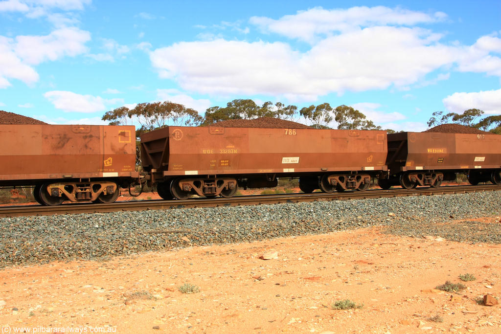 100731 02835
WOE type iron ore waggon WOE 33287 is one of a batch of thirty five built by United Goninan WA between January and April 2005 with serial number 950104-027 and fleet number 786 for Koolyanobbing iron ore operations, on loaded train 7415 at Binduli Triangle, 31st July 2010.
Keywords: WOE-type;WOE33287;United-Goninan-WA;950104-027;