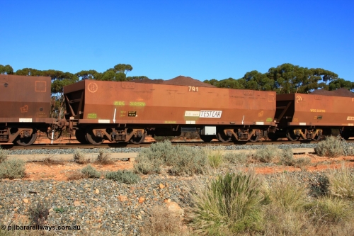 100602 8589
WOE type iron ore waggon WOE 33292 is one of a batch of thirty five built by United Goninan WA between January and April 2005 with serial number 950104-032 and fleet number 791 for Koolyanobbing iron ore operations, set up as a test car, build date of 04/2005 with a revised load of 82.5 tonnes and PORTMAN painted out, seen here west of Binduli, June 2, 2010.
Keywords: WOE-type;WOE33292;test-car;United-Goninan-WA;950104-032;