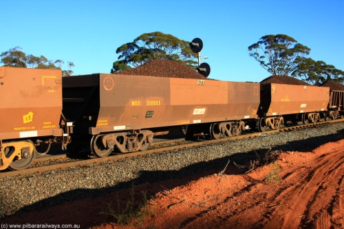 100731 02275
WOE type iron ore waggon WOE 31092 is one of a batch of one hundred and thirty built by Goninan WA between March and August 2001 with serial number 950092-082 and fleet number 677 for Koolyanobbing iron ore operations, on loaded train 6413 at Binduli Triangle, July 31, 2010.
Keywords: WOE-type;WOE31092;Goninan-WA;950092-082;