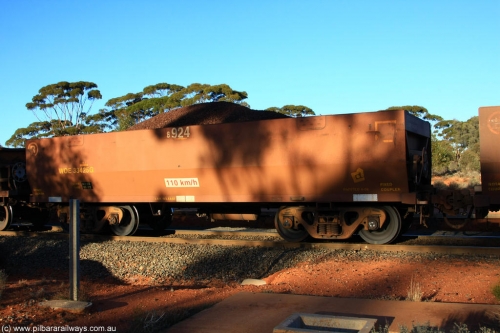 100731 02280
WOE type iron ore waggon WOE 33425 is one of a batch of one hundred and forty one built by United Group Rail WA between November 2005 and April 2006 with serial number 950142-130 and fleet number 8924 for Koolyanobbing iron ore operations, on loaded train 6413 at Binduli Triangle, July 31, 2010.
Keywords: WOE-type;WOE33425;United-Group-Rail-WA;950142-130;