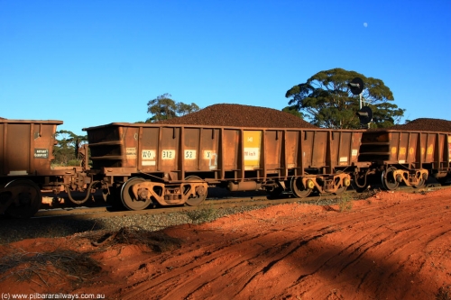 100731 02358
WO type iron ore waggon WO 31252 is one of a batch of eighty six built by WAGR Midland Workshops between 1967 and March 1968 with fleet number 141 for Koolyanobbing iron ore operations, with a 75 ton and 1018 ft³ capacity, on loaded train 6413 at Binduli Triangle, July 31, 2010.
Keywords: WO-type;WO31252;WAGR-Midland-WS;