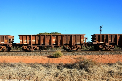 100731 02531
WO type iron ore waggon WO 31291 is one of a batch of fifteen built by WAGR Midland Workshops between July and October 1968 with fleet number 170 for Koolyanobbing iron ore operations, with a 75 ton and 1018 ft³ capacity, on empty train 6418 at Binduli Triangle, July 31, 2010.
Keywords: WO-type;WO31291;WAGR-Midland-WS;