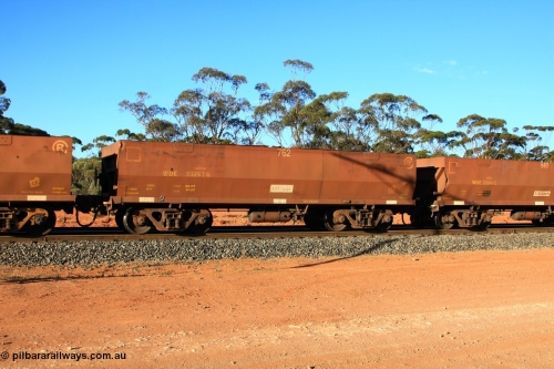 100731 03178
WOE type iron ore waggon WOE 33263 is one of a batch of thirty five built by Goninan WA between January and April 2005 with serial number 950104-003 and fleet number 762 for Koolyanobbing iron ore operations, empty train arriving at Binduli Triangle, July 31, 2010.
Keywords: WOE-type;WOE33263;Goninan-WA;950104-003;