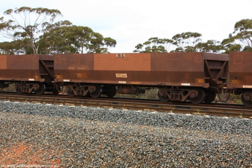 100822 5857
WOE type iron ore waggon WOE 30297 is one of a batch of one hundred and thirty built by Goninan WA between March and August 2001 with serial number 950092-047 and fleet number 639 for Koolyanobbing iron ore operations, Binduli Triangle August 22, 2010.
Keywords: WOE-type;WOE30297;Goninan-WA;950092-047;