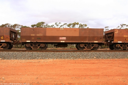 100822 5965
WOE type iron ore waggon WOE 30273 is one of a batch of one hundred and thirty built by Goninan WA between March and August 2001 with serial number 950092-023 and fleet number 616 for Koolyanobbing iron ore operations, Binduli Triangle August 22, 2010.
Keywords: WOE-type;WOE30273;Goninan-WA;950092-023;