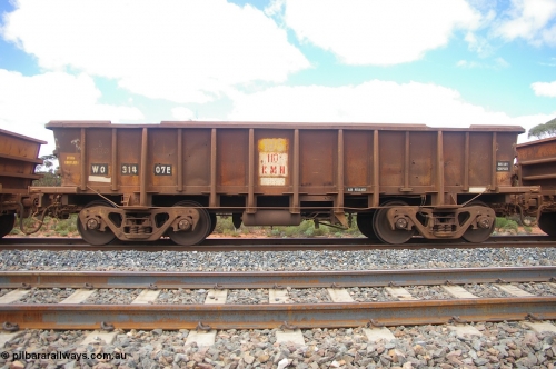 PD 12618
Binduli, WO type iron ore waggon WO 31407 is one of a batch of eleven replacement waggons built by WAGR Midland Workshops between 1970 and 1971 with fleet number 185 for Koolyanobbing iron ore operations, with a 75 ton and 1018 ft³ capacity. This unit was converted to WOC for coal in 1986 till 1994 when it was re-classed back to WO. Seen here with the body top lip also fitted.
Keywords: Peter-D-Image;WO-type;WO31407;WAGR-Midland-WS;