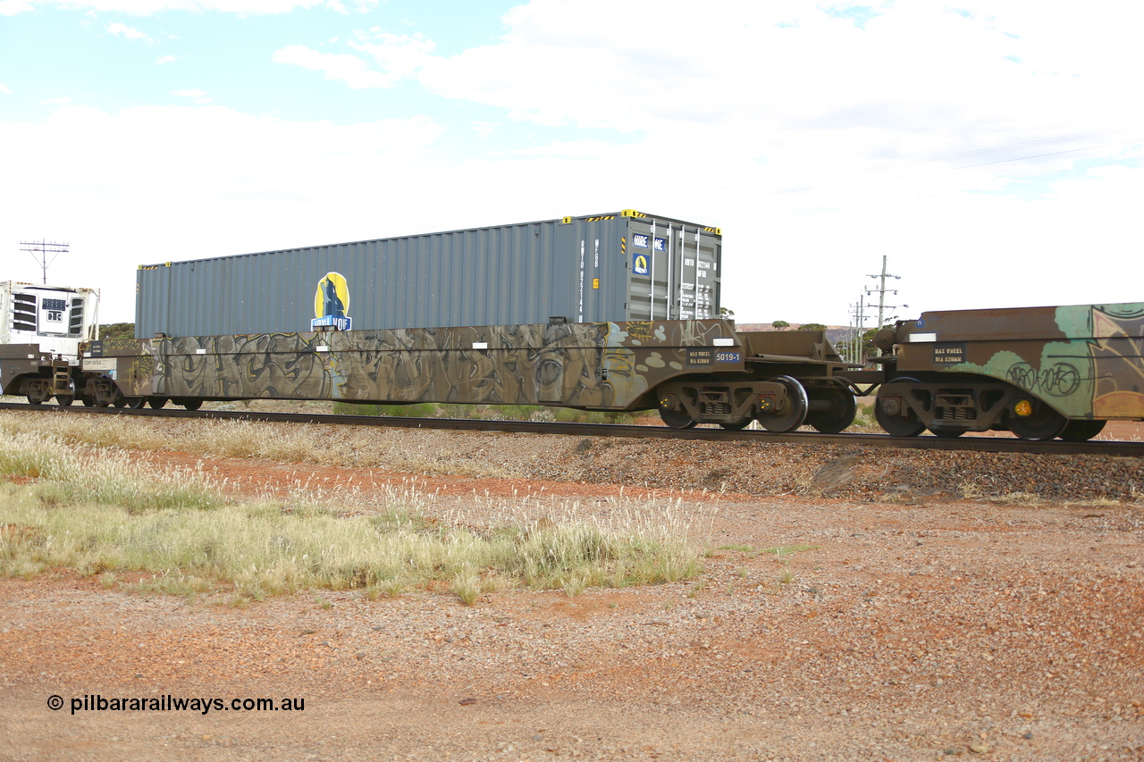 210407 9892
Parkeston, 2MP5 intermodal train, CQWY type well waggon CQWY 5019 well 1, the well waggon pairs were built by Bluebird Rail Operations SA in a batch of sixty pairs in 2008 for CFCLA. Loaded with a Royal Wolf 48' MFGB type container RWTU 922144.
Keywords: CQWY-type;CQWY5019;CFCLA;Bluebird-Rail-Operations-SA;