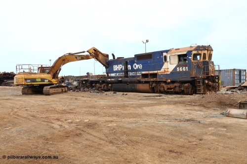 160128 00378
Wedgefield, Sims Metal yard, like a dog with a bone, the 40 tonne excavator has a hold of former BHP Billiton Goninan rebuild CM40-8M locomotive 5661 serial 8412-06/94-152.
Keywords: 5661;Goninan;GE;CM40-8M;8412-06/94-152;rebuild;Comeng-NSW;ALCo;M636C;5488;C6084-4;