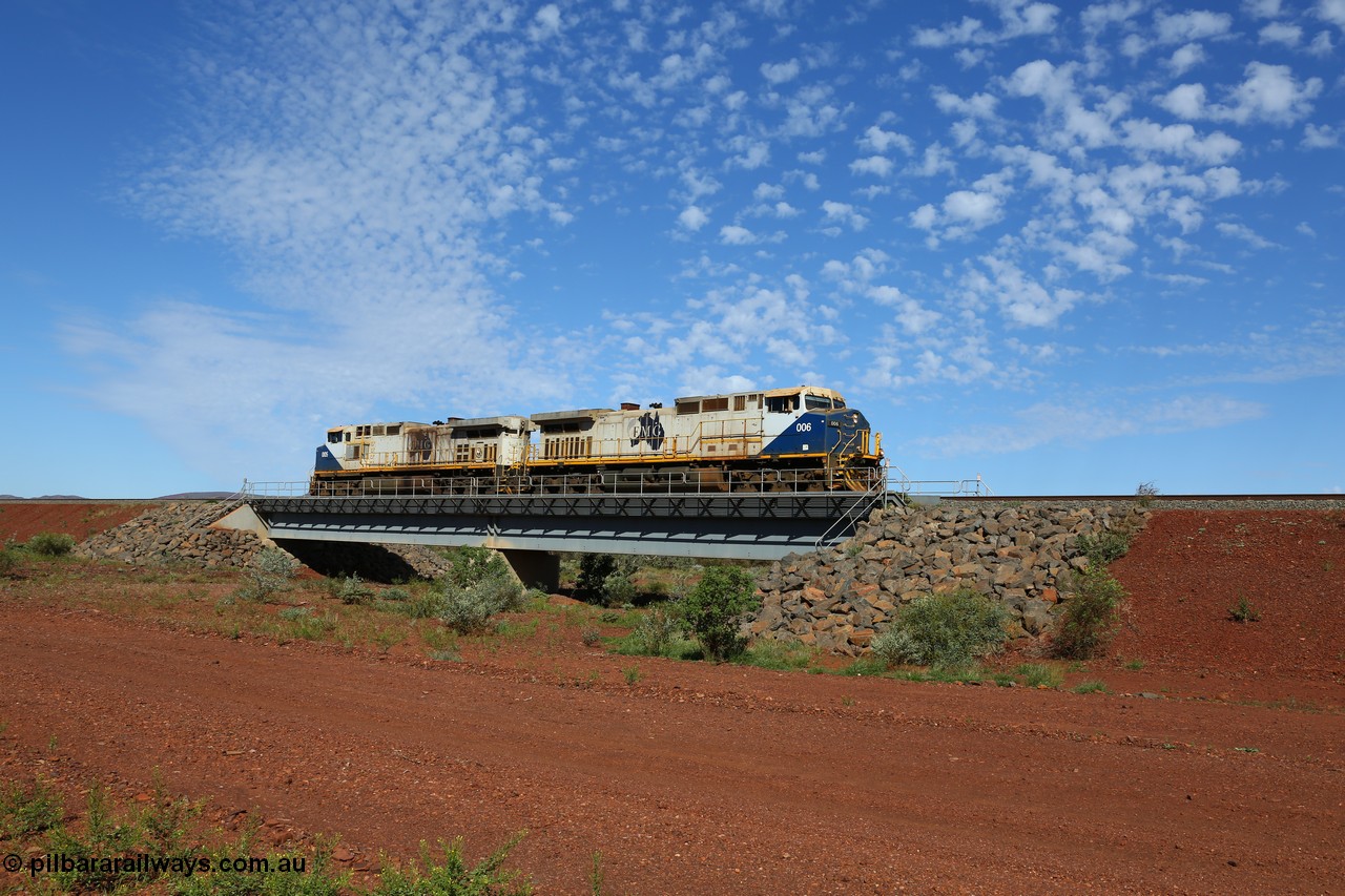 150507 8108
FMG Solomon Line, bank engines General Electric Dash 9-44CW locomotives, units 006 serial 58183 and 005 serial 58182 run back light to Solomon for their next duty, seen here on the second bridge over the Fortescue River South which drains out of Hamersley Gorge. Geodata: [url=https://goo.gl/maps/BNindxCvNiQ2] -22.1844217 118.0313467 [/url].
Keywords: FMG-006;GE;Dash-9-44CW;58183;FMG-005;58182;