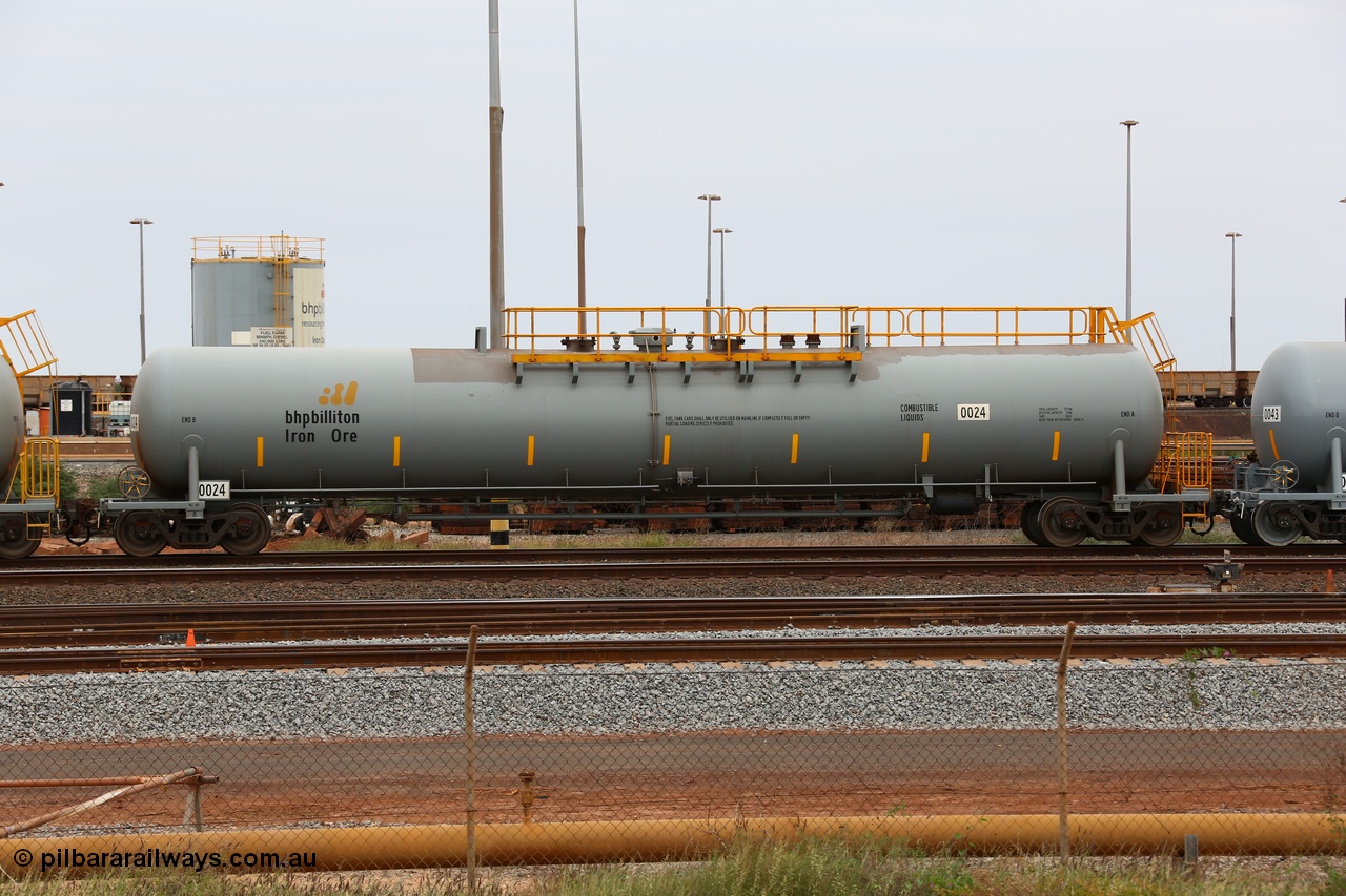 150523 8219
Nelson Point Yard, BHP Billiton diesel fuel tank waggon 0024, total capacity of 117 m3 for a nominal capacity of 113 m3 built in China by CNR - QRRS.
Keywords: CNR-QRRS-China;BHP-tank-waggon;