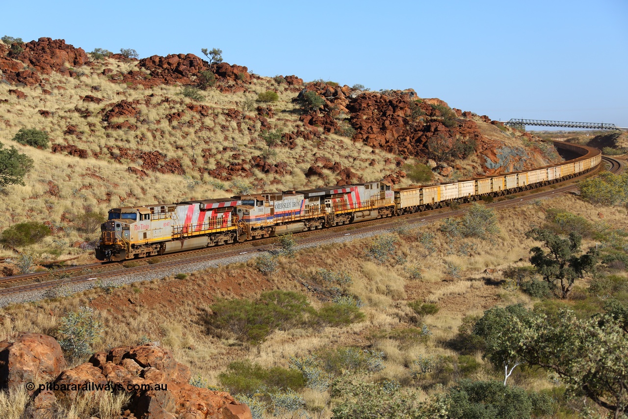 170728 09716
38 km on approach to Harding Siding an empty train rounds the curve under the Water Corp pipe bridge lead by Rio Tinto stripe liveried unit 8147 serial 58728 an General Electric built ES44DCi unit with a sister unit 8149 sandwiching 7065 a Dash 9-44CW unit. 28th July 2017. [url=https://goo.gl/maps/hbJFTzVVYc22]GeoData[/url].
Keywords: 8147;58728;GE;ES44DCi;