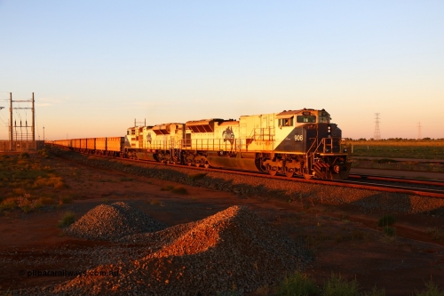 170726 9504
Boodarie, an empty train departs the unloader balloon loops and heads back to Thomas Yard behind NS Juniata Shops USA rebuild EMD SD9043MAC unit 906 serial 976833-09, which was originally a Union Pacific SD90MAC-H2 #8530 prior to rebuild, leads an SD70ACe/LCi unit in the last rays of daylight. 26th July 2017.
Keywords: FMG-906;NS-Juniata-Shops-USA;EMD;SD9043MAC;976833-9;