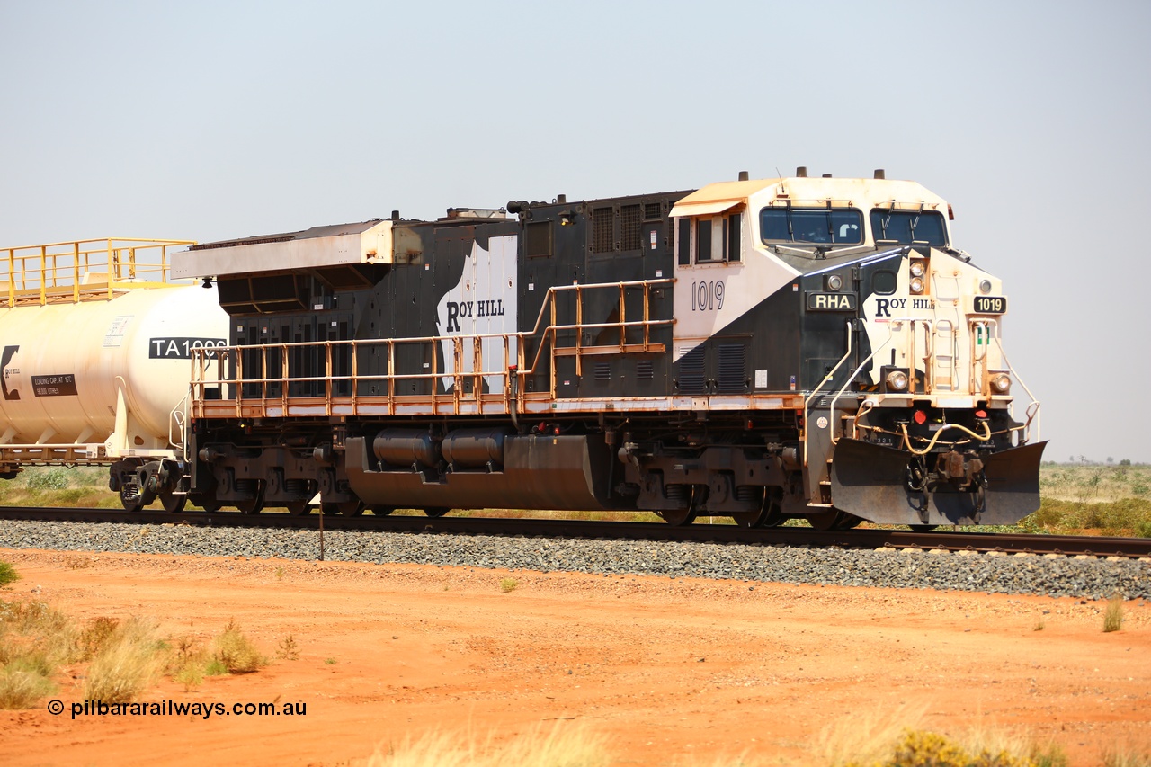 170915 0709
Great Northern Highway 18.2 km grade crossing, empty Roy Hill fuel train powers along bound for Tad Yard with General Electric built ES44ACi unit RHA 1019 serial 64300 leading eleven of Roy Hill's twelve tank waggons. 15th September 2017. [url=https://goo.gl/maps/DR61N4rDVZy]View map here[/url].
Keywords: RHA-class;RHA1019;GE;ES44ACi;64300;