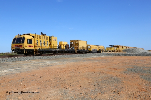 171121 0960
Barker Siding, FMG's ballast loading single ended siding, stabled are the Loram MPC 2 grinder and the FMG ballast waggon set. 21st November 2017.
Keywords: Loram;MPC2;rail-grinder;