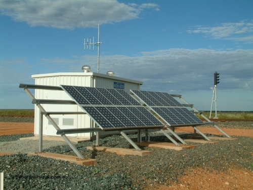 040407 075058
Mooka Siding, Mooka North location relay room with solar panel array on the north side, arrival LED type signal MAN 3 visible beside the mainline. 7th April 2004.
