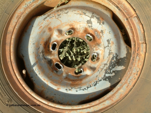 040407 080602
Sixteen inch split rim with the elongated stud holes following loose nuts and the wheel parting company with the car! 7th April 2004.
