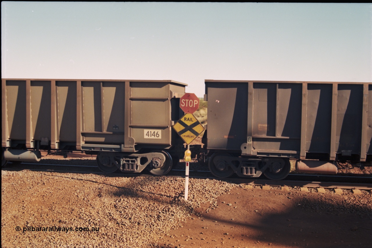 207-05
Yandi One balloon loop, Goninan built ore waggon 4146 coupled to an original style Comeng waggon on the empty side of the load-out tunnel, August 1999.
Keywords: 4146;Goninan;BHP-ore-waggon;