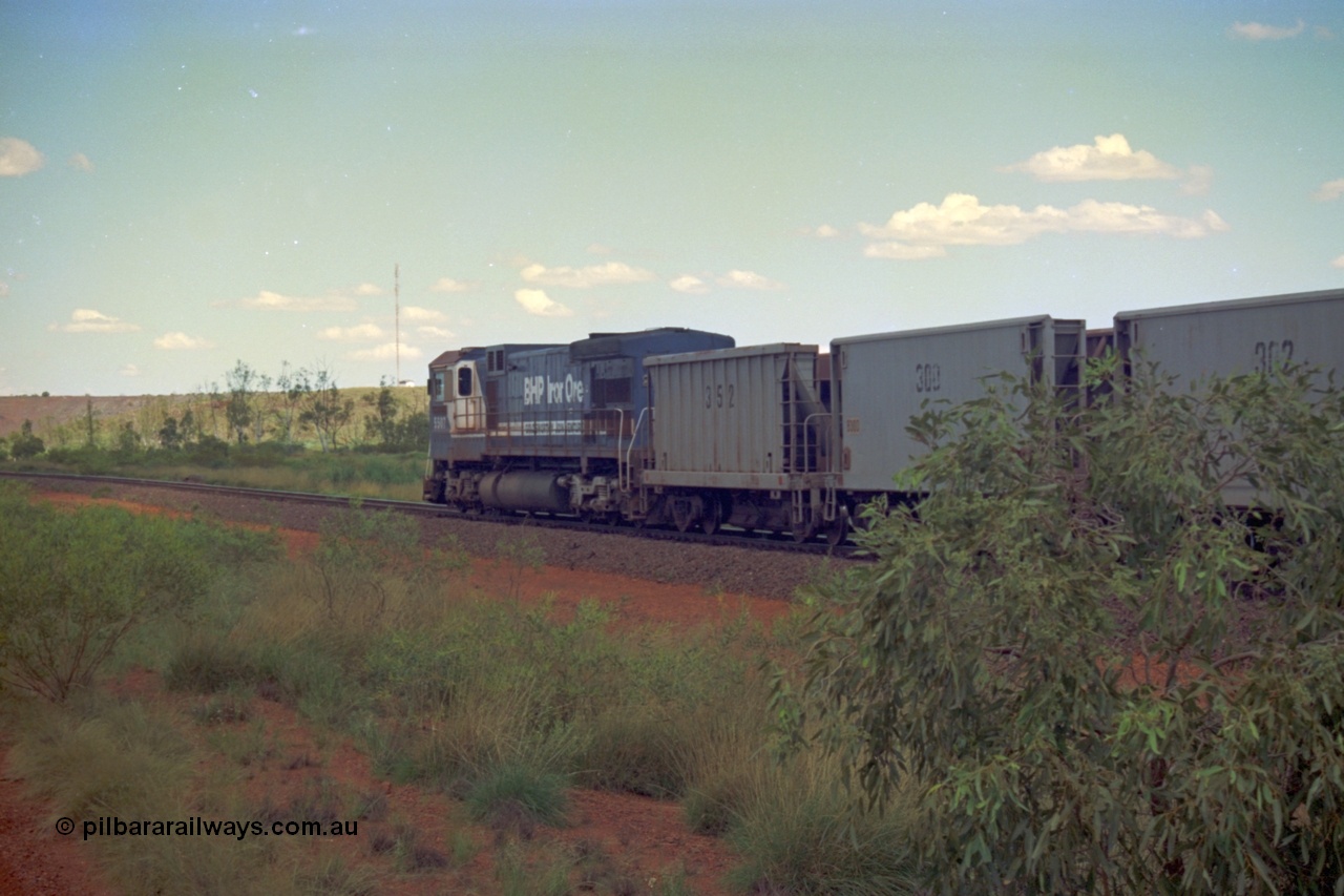 219-22
Goldsworthy Siding, C36-7M unit 5507 'Nimingarra' serial 4839-03 / 87-072, an original Mt Newman Mining ALCo C636 5461 to GE C36-7M rebuild carried out by Goninan, leads an empty train along the mainline, the waggon behind 5507 is numbered 352 and is one of ten Portec USA built waggons originally from Phelps Dodge Copper Mine.
Keywords: 5507;Goninan;GE;C36-7M;4839-03/87-072;rebuild;AE-Goodwin;ALCo;C636;5461;G6035-2;