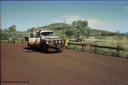 219-18
Munjina Gorge, original facilities at this lookout. The area has now changed and is known as the Albert Tognoli Rest Area these days.
