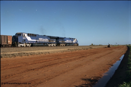 224-20
Bing siding, the afternoon empty to Yandi was a staple of the AC6000 units when delivered, operating the train as a pair, 112 waggons, AC6000 and 112 waggons. 6076 'Mt Goldsworthy' serial 51068 a General Electric AC6000 built by GE at Erie awaits the road to depart south with sister unit 6073. [url=https://goo.gl/maps/KQrczNpVhAH2]GeoData[/url].
Keywords: 6073;GE;AC6000CW;51065;