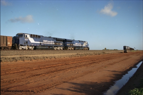 224-21
Bing siding, the afternoon empty to Yandi was a staple of the AC6000 units when delivered, operating the train as a pair, 112 waggons, AC6000 and 112 waggons. 6076 'Mt Goldsworthy' serial 51068 a General Electric AC6000 built by GE at Erie awaits the road to depart south with sister unit 6073 as a loaded behind two CM40-8M units rolls through on the mainline. [url=https://goo.gl/maps/KQrczNpVhAH2]GeoData[/url].
Keywords: 6073;GE;AC6000CW;51065;