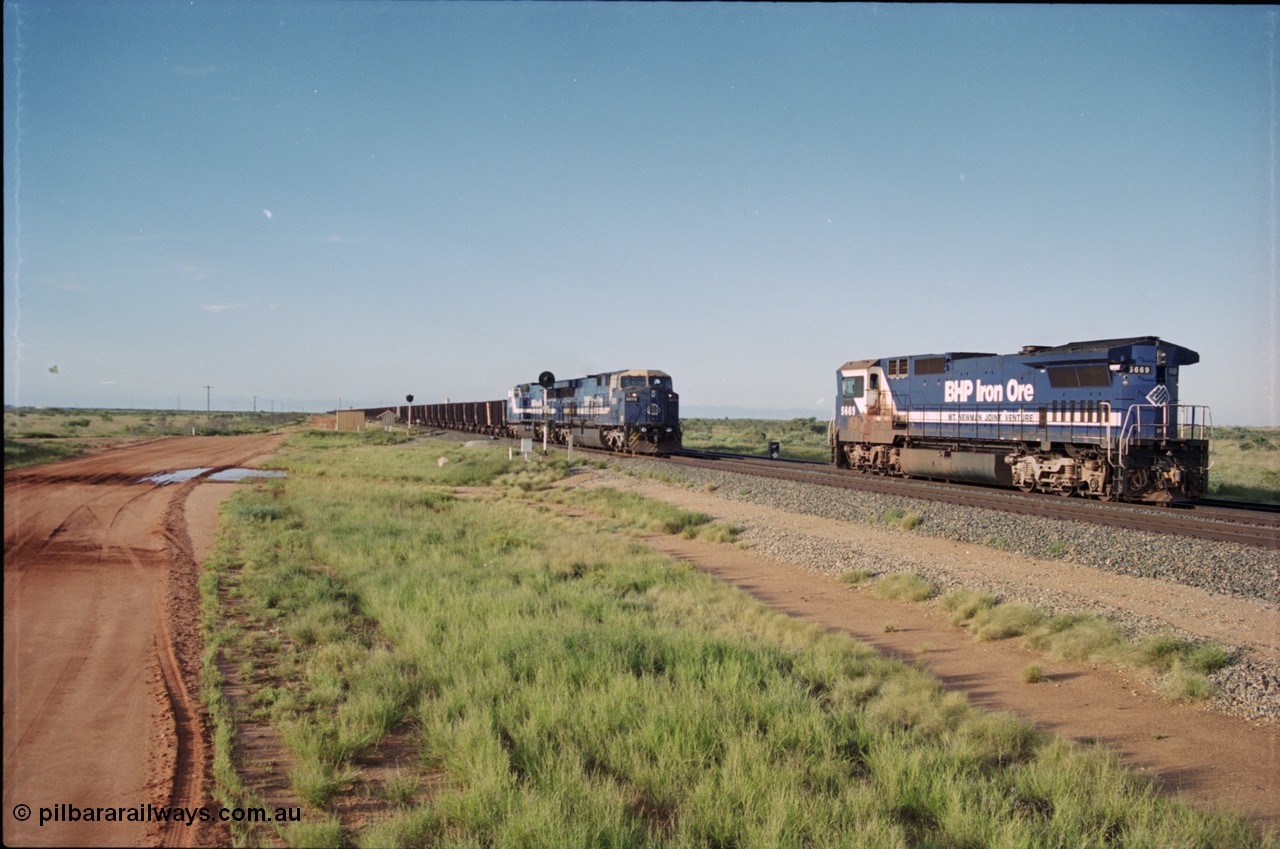 225-05
Bing siding, the afternoon empty train to Yandi was a double AC6000, 112 waggons, AC6000 and 112 waggons for a long time, here's one on approach behind General Electric AC6000 6074 serial 51066 built by GE at Erie as it passes Goninan rebuild CM40-8M GE unit 5669. [url=https://goo.gl/maps/r3bVfZz8aJS2]GeoData[/url].
Keywords: 5669;Goninan;GE;CM40-8EFI;8412-02/95-160;rebuild;Comeng-NSW;ALCo;M636C;5486;C6084-2;