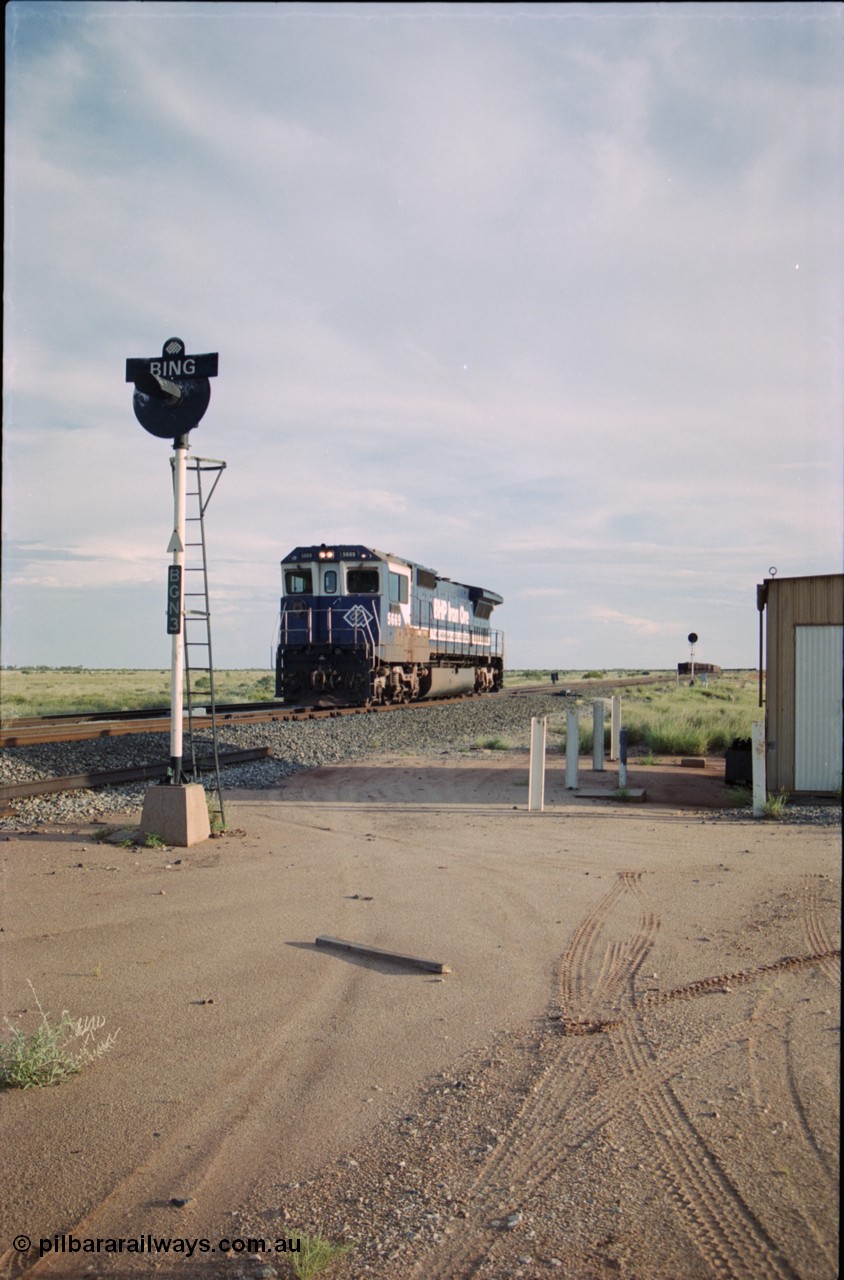 225-13
Bing siding, looking south, signal post BGN 3 arrival signal for south bound movements, empty train heading south, 5669 'Beilun' serial 8412-02 / 95-160 was the final Dash 8 rebuilt for BHP Iron Ore by Goninan as a CM40-8MEFI GE rebuilt from an ALCo, light engine on approach. [url=https://goo.gl/maps/wR1VPD4UAdn]GeoData[/url].
Keywords: 5669;Goninan;GE;CM40-8EFI;8412-02/95-160;rebuild;Comeng-NSW;ALCo;M636C;5486;C6084-2;