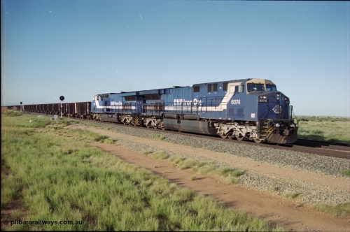225-06
Bing siding, the afternoon empty train to Yandi was a double AC6000, 112 waggons, AC6000 and 112 waggons for a long time, here's one on approach behind General Electric AC6000 6074 serial 51066 built by GE at Erie with sister unit 6075 as second unit before the locos were named. [url=https://goo.gl/maps/r3bVfZz8aJS2]GeoData[/url].
Keywords: 6074;GE;AC6000CW;51066;