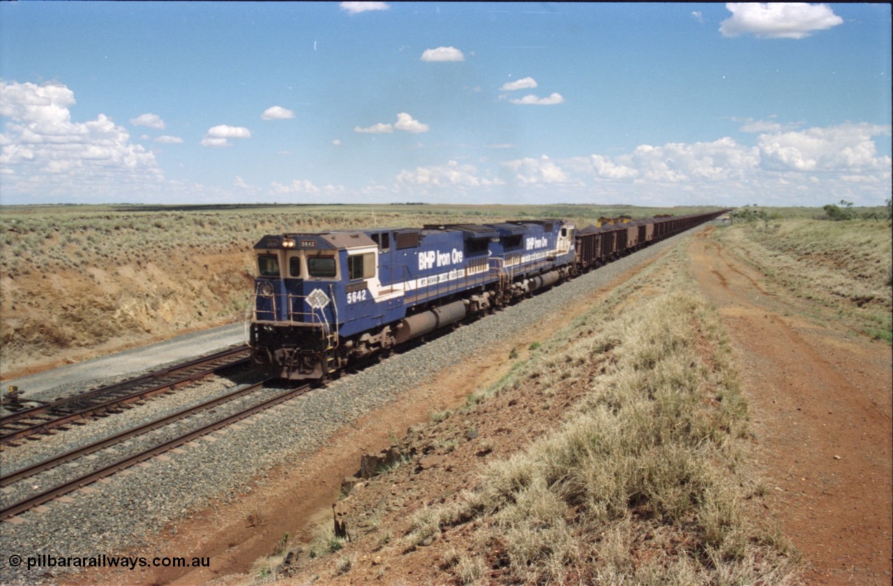 226-28
Shaw siding at the 219 km a loaded train with power from two Goninan CM40-8M GE rebuild units 5642 'Wallareenya' serial 8281-07 / 92-131 and sister unit 5636, the mid-train remotes can be seen in the distance topping the grade. [url=https://goo.gl/maps/JLjSYskHScU2]GeoData[/url].
Keywords: 5642;Goninan;GE;CM40-8M;8281-07/92-131;rebuild;AE-Goodwin;ALCo;C636;5467;G6041-3;